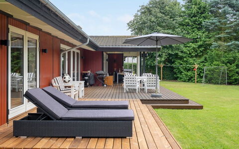 Malwina - 800M from the Sea: Bois, Mobilier De Jardin, Meubles, Jardin, Domicile, Porche, Toit, Plate-Forme, Ombre, Chaise
