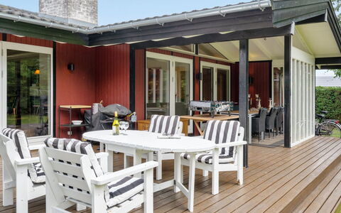 Malwina - 800M from the Sea: Bois, Meubles, Porche, Mobilier De Jardin, Domicile, Porte, Maison, Chaise, Ombre, Tableau De Plein Air