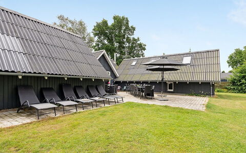 Ingalil - 650M from the Sea: Maison, Domicile, Toit, Chalet, Arbuste, Siding, Porte, Jardin, Ferme