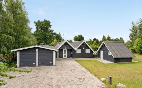 Ingalil - 650M from the Sea: Maison, Domicile, Toit, Chalet, Arbuste, Siding, Porte, Jardin, Ferme