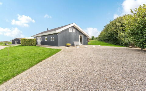 Deline - 250M from the Sea: Domicile, Chalet, Porche, Dur, Siding, Plate-Forme, Ombre, Planche, Biens, Batiments Jardin