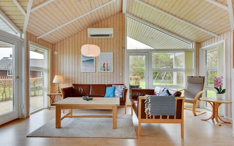 Deline - 250M from the Sea: Bois, Design Intérieur, Sol, Plafond, Sol, Domicile, Meubles, Salon, Canapé, Porte