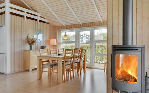 Deline - 250M from the Sea: Bois, Sol, Sol, Plafond, Design Intérieur, Pièce, Tache De Bois, Luminaire, Dur, Salon
