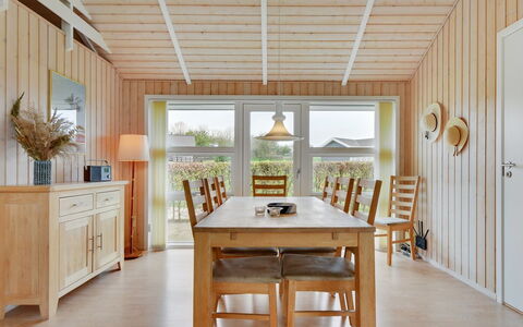 Deline - 250M from the Sea: Meubles, Sol, Design Intérieur, Bois, Plafond, Sol, Table, Parquet, Table Cuisine Et Salle A Manger, Salle À Manger