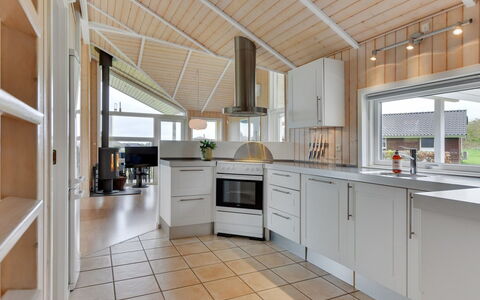 Deline - 250M from the Sea: Sol, Cuisine, Bois, Plafond, Design Intérieur, Sol, Comptoir, Cabinetry, Électroménager, Appareil De Cuisine