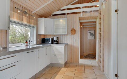 Deline - 250M from the Sea: Sol, Bois, Cuisine, Plafond, Design Intérieur, Sol, Comptoir, Appareil De Cuisine, Cabinetry, Luminaire Plomberie