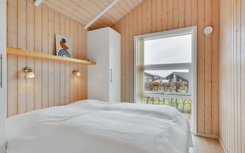 Deline - 250M from the Sea: Bois, Plafond, Domicile, Planche, Tache De Bois, Dur, Chambre, Lit, Contre-Plaqué, Conception