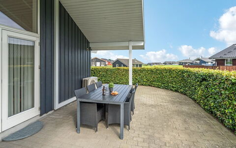 Deline - 250M from the Sea: Domicile, Ombre, Siding, Pelouse, Cour, Biens, Porche, Aménagement Paysager, Cour, Daylighting