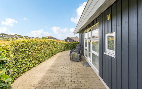 Deline - 250M from the Sea: Domicile, Couverture De Sol, Aménagement Paysager, Siding, Jardin, Biens, Haie, Cour, Pelouse, Ombre