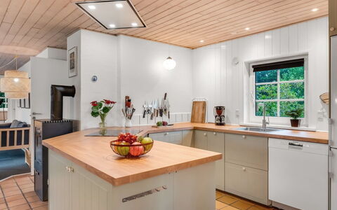Iliana - 1Km from the Sea: Cuisine, Sol, Comptoir, Design Intérieur, Appareil De Cuisine, Bois, Meubles, Plafond, Luminaire, Cabinetry