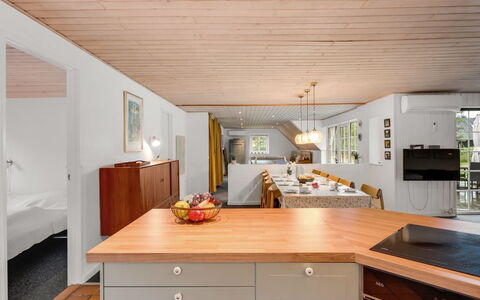 Iliana - 1Km from the Sea: Sol, Cuisine, Comptoir, Design Intérieur, Meubles, Bois, Plafond, Sol, Luminaire, Cabinetry