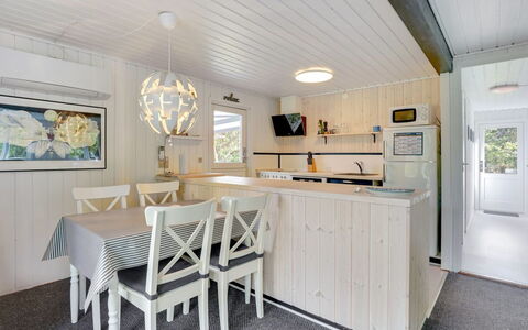 Ilsebeth - 1Km from the Sea: Bois, Design Intérieur, Plafond, Luminaire, Meubles, Sol, Comptoir, Cuisine, Éclairage, Sol