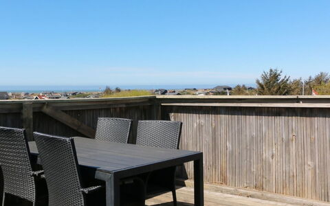 Hansina - 500M from the Sea: Bois, Plate-Forme, Dur, Parquet, Planche, Balcon, Tache De Bois, Ombre, Mobilier De Jardin, Porche
