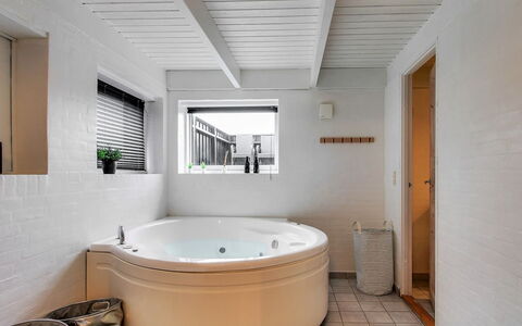 Hansina - 500M from the Sea: Luminaire Plomberie, Sol, Salle De Bains, Baignoire, Sol, Design Intérieur, Plafond, Plomberie, Robinet, Pièce