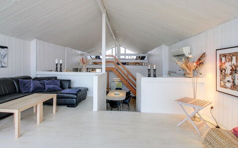 Hansina - 500M from the Sea: Sol, Design Intérieur, Plafond, Sol, Bois, Meubles, Parquet, Pièce, Éclairage, Salon