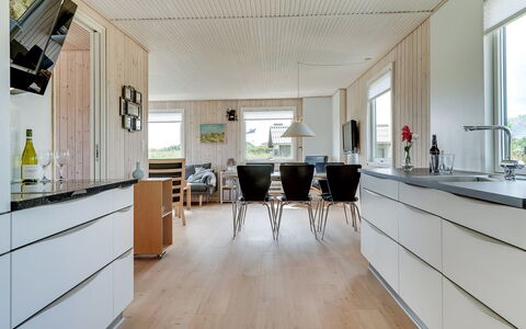 Kris - 200M from the Sea: Sol, Bois, Parquet, Sol, Cuisine, Design Intérieur, Comptoir, Meubles, Domicile, Plafond