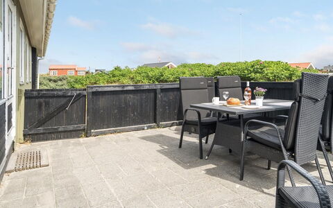 Kris - 200M from the Sea: Mobilier De Jardin, Ombre, Balcon, Tableau De Plein Air, Plante D'Appartement, Chaise, Pot De Fleur, Clôture, Patio, Passerelle