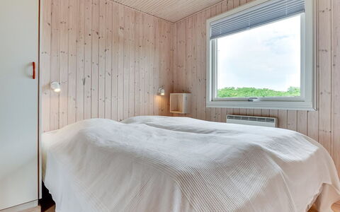 Kris - 200M from the Sea: Bois, Plafond, Chambre, Design Intérieur, Sol, Sol, Literie, Lit, Pièce, Drap De Lit