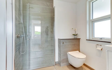 Kris - 200M from the Sea: Salle De Bains, Sol, Luminaire Plomberie, Sol, Design Intérieur, Toilette, Siège De Toilette, Plomberie, Domicile, Tuile