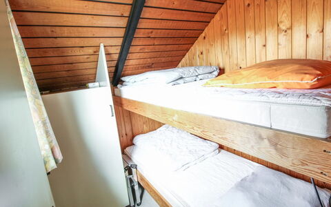 Keijo - 1.5Km from the Sea: Bois, Lit Superposé, Chambre, Lit, Sol, Dur, Tache De Bois, Planche, Cadre De Lit, Literie