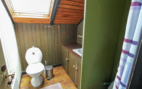 Keijo - 1.5Km from the Sea: Bois, Luminaire Plomberie, Sol, Sol, Toilette, Siège De Toilette, Salle De Bains, Design Intérieur, Plomberie, Lavabo