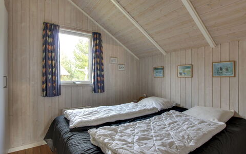 Eline - 1.5Km from the Sea: Bois, Domicile, Chalet, Dur, Chambre, Planche, Tache De Bois, Lit, Siding, Cadre De Lit
