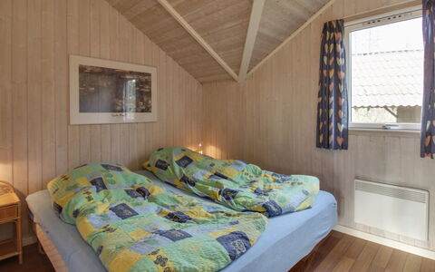Eline - 1.5Km from the Sea: Bois, Domicile, Maison, Chambre, Sol, Dur, Chalet, Lit, Tache De Bois, Drap De Lit
