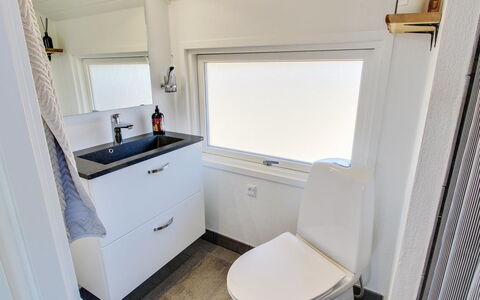 Morlin - 2Km from the Sea: Sol, Sol, Luminaire Plomberie, Plomberie, Robinet, Salle De Bains, Plafond, Évier, Lavabo, Toilette