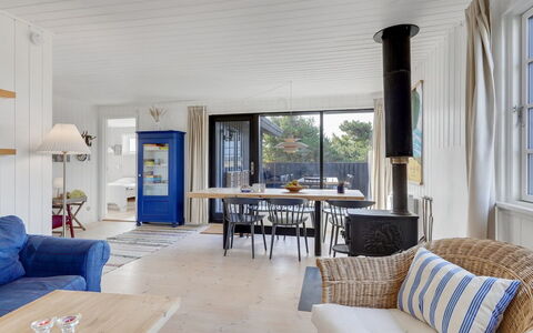 Aleksi - 500M from the Sea: Meubles, Sol, Design Intérieur, Sol, Bois, Chaise, Plafond, Table, Pièce, Salon