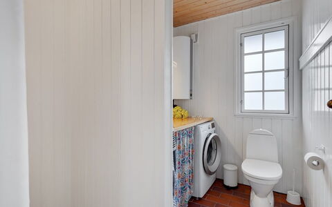 Aleksi - 500M from the Sea: Sol, Design Intérieur, Sol, Luminaire Plomberie, Plafond, Pièce, Salle De Bains, Machine À Laver, Plomberie, Armoire De Toilette