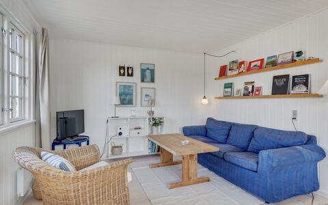 Aleksi - 500M from the Sea: Meubles, Canapé, Design Intérieur, Sol, Mur, Sol, Bois, Salon, Plafond, Pièce