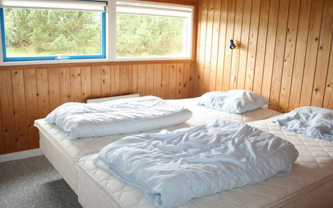 Uma - 400M from the Sea: Lit, Chambre, Drap De Lit, Bois, Literie, Design Intérieur, Plafond, Sol, Sol, Cadre De Lit