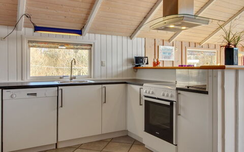 Uma - 400M from the Sea: Cuisine, Sol, Bois, Appareil De Cuisine, Plafond, Design Intérieur, Comptoir, Sol, Principaux Appliance, Cabinetry