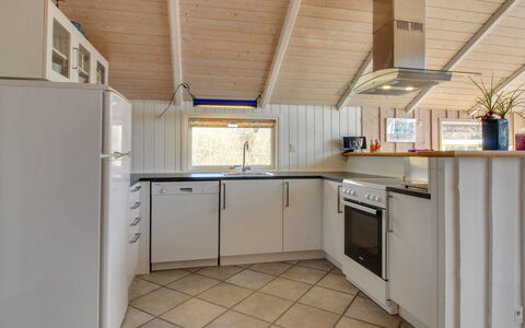 Uma - 400M from the Sea: Cuisine, Sol, Bois, Comptoir, Plafond, Design Intérieur, Principaux Appliance, Appareil De Cuisine, Sol, Cabinetry