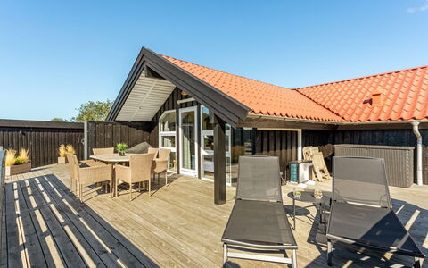 Skyler - 1Km from the Sea: Arbuste, Design Urbain, Couverture De Sol, Brique, Appartement, Biens, Brickwork, Balcon, Aménagement Paysager