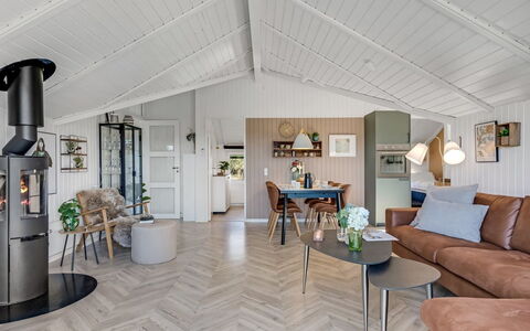 Skyler - 1Km from the Sea: Bois, Design Intérieur, Sol, Plafond, Meubles, Sol, Parquet, Domicile, Salon, Canapé