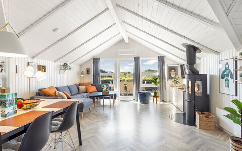 Skyler - 1Km from the Sea: Bois, Design Intérieur, Plafond, Meubles, Sol, Domicile, Sol, Salon, Parquet, Chaise