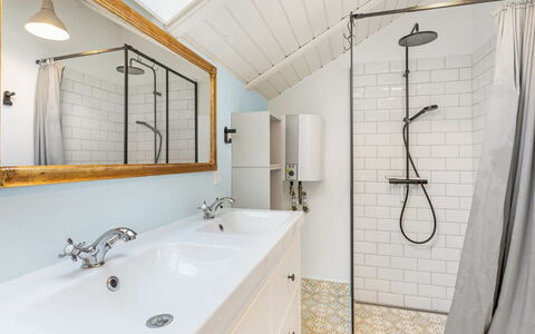 Skyler - 1Km from the Sea: Salle De Bains, Luminaire Plomberie, Mur, Design Intérieur, Sol, Lavabo, Robinet, Évier, Sol, Plomberie