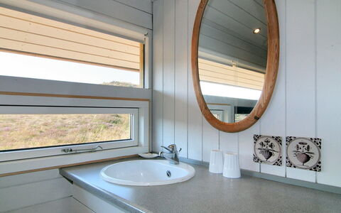 Krak - 1Km from the Sea: Bois, Design Intérieur, Sol, Plafond, Sol, Luminaire Plomberie, Pièce, Tache De Bois, Dur, Évier