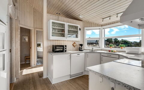 Ferdine - 1.5Km from the Sea: Bois, Plafond, Design Intérieur, Domicile, Dur, Tache De Bois, Luminaire, Comptoir, Cuisine, Conception