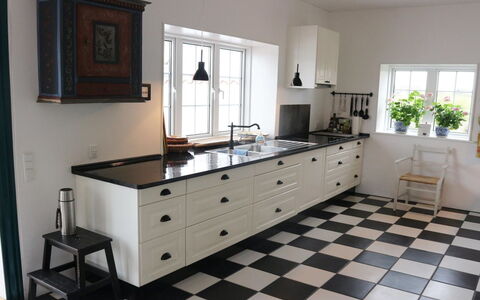 Fridoline - 150M from the Sea: Sol, Cuisine, Bois, Cabinetry, Sol, Comptoir, Design Intérieur, Tiroir, Appareil De Cuisine, Placard