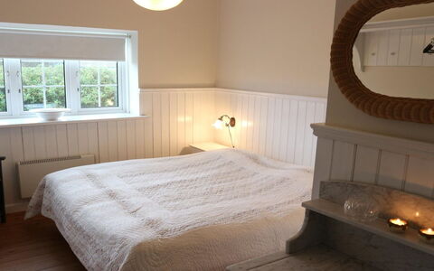 Fridoline - 150M from the Sea: Bois, Chambre, Design Intérieur, Lit, Sol, Sol, Meubles, Éclairage, Literie, Pièce