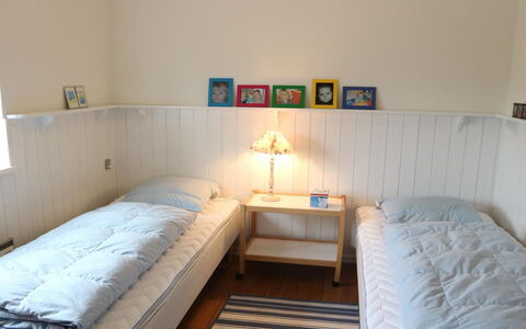 Fridoline - 150M from the Sea: Lit, Chambre, Meubles, Literie, Drap De Lit, Design Intérieur, Bois, Sol, Linge, Textile