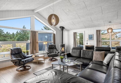 Alli - 800M from the Sea: Bois, Plafond, Canapé, Salon, Design Intérieur, Domicile, Meubles, Luminaire, Chaise
