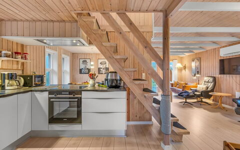 Casandra - 600M from the Sea: Sol, Bois, Design Intérieur, Sol, Plafond, Meubles, Parquet, Pièce, Cuisine, Tache De Bois