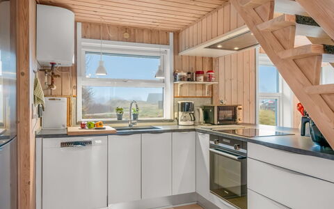 Casandra - 600M from the Sea: Cuisine, Appareil De Cuisine, Bois, Principaux Appliance, Sol, Design Intérieur, Sol, Plafond, Pièce, Comptoir