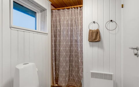 Casandra - 600M from the Sea: Mur, Bois, Sol, Luminaire Plomberie, Design Intérieur, Sol, Salle De Bains, Toilette, Plomberie, Pièce