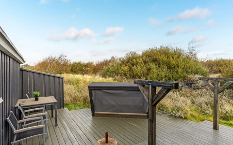 Casandra - 600M from the Sea: Arbuste, Design Urbain, Couverture De Sol, Brique, Appartement, Biens, Brickwork, Balcon, Aménagement Paysager