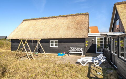 Sten - 100M from the Sea: Maison, Toit, Domicile, Chalet, Biens, Ferme, Villa, Porche, Siding