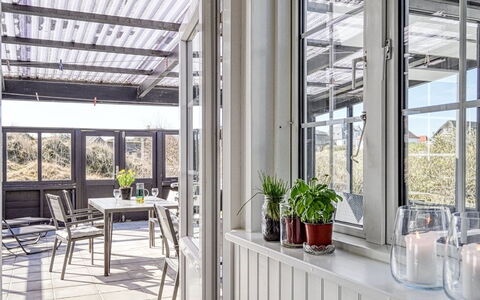Sten - 100M from the Sea: Maison, Toit, Domicile, Chalet, Biens, Ferme, Villa, Porche, Siding